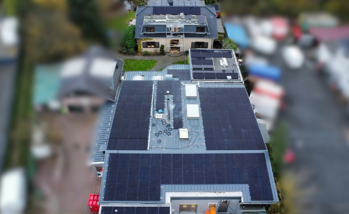 Dächer mit Solaranlagen.