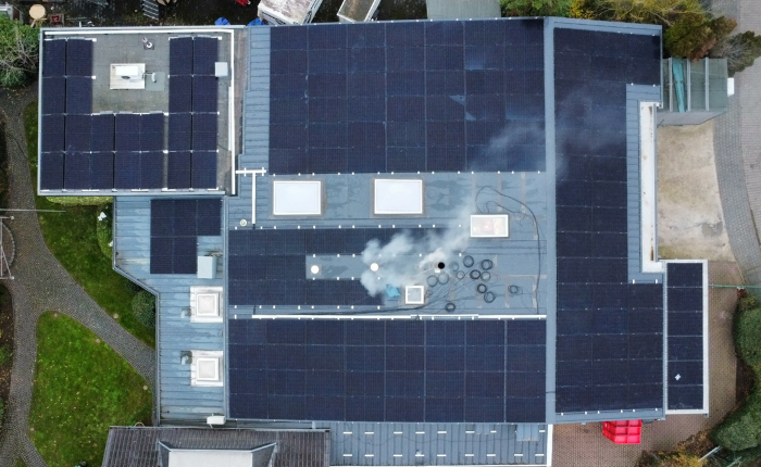 215 Solarpaneele auf einem Gewerbedach