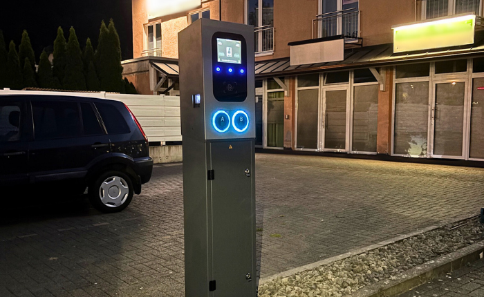 Moderne Elektroauto-Ladestation bei Nacht