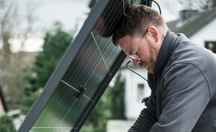 Montage von Solarmodulen auf dem Dach.